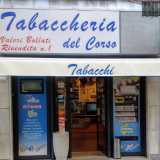 La prima tabaccheria di Bari � quella �Del Corso� e si trova appunto in corso Vittorio Emanuele, praticamente alla fine dell�importante arteria, quasi accanto a Palazzo Fizzarotti